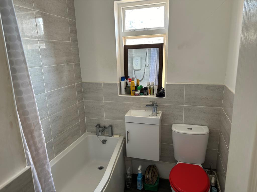Lot: 166 - ONE-BEDROOM FLAT FOR INVESTMENT - HIGH STREET LOCATION - Bathroom